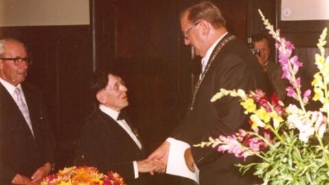 Verleihung der Bürgermedaille 1973 durch 1. Bürgermeister Karl Würmseher