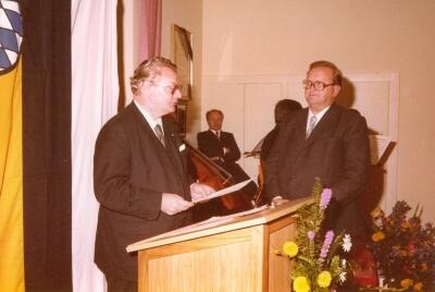 Verleihung des Bundesverdienstkreuzes: Staatsminister Anton Jaumann bei der Laudatio auf Karl Würmseher (rechts)