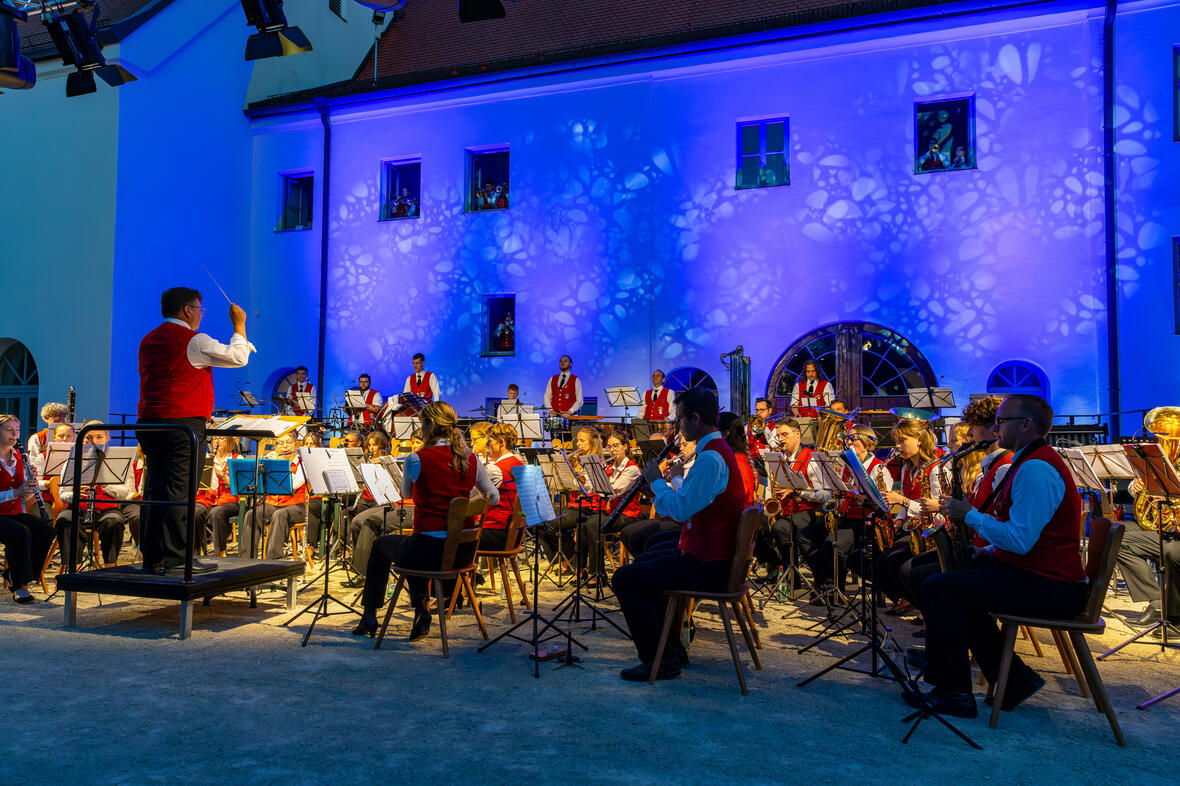 Sommerserenade der Stadtkapelle Rain im Schlossgarten