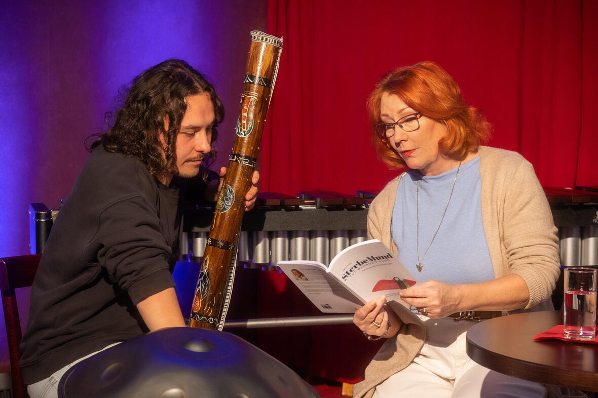 Lesung der Schauspielerin Petra Frey unter Begleitung von Manuel Ehlich am Marimbafon.