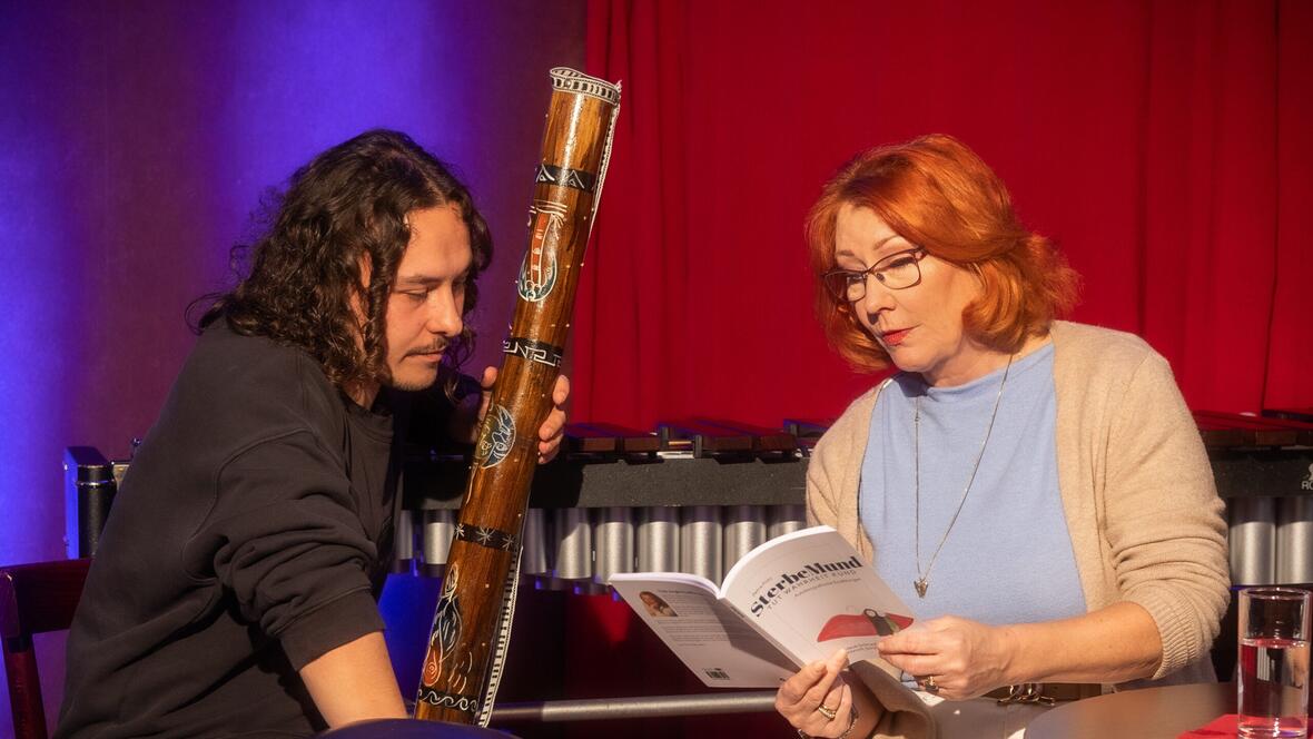Lesung der Schauspielerin Petra Frey unter Begleitung von Manuel Ehlich am Marimbafon.