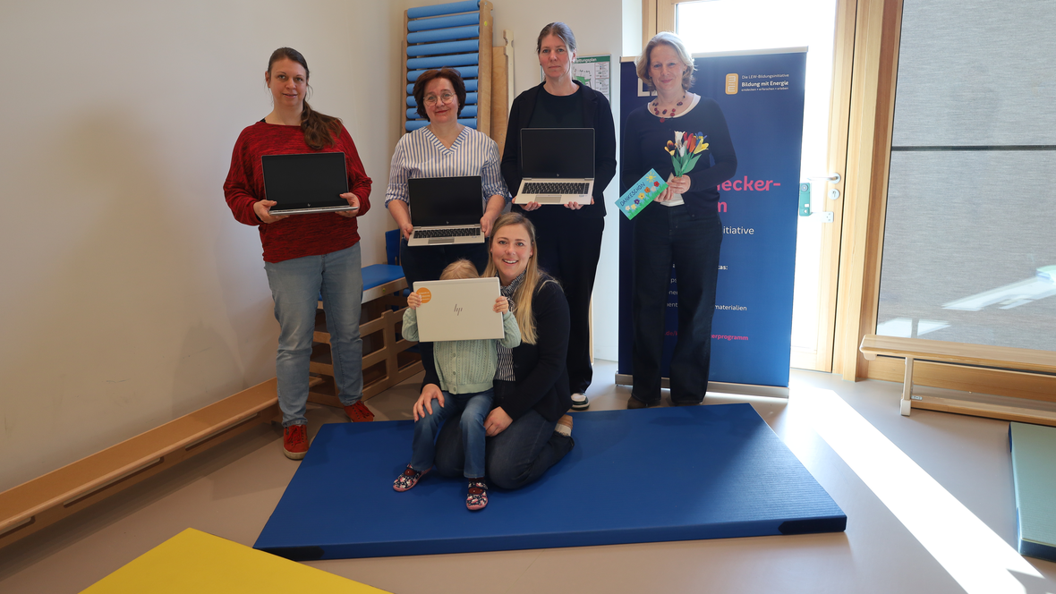 Übergabe der Laptops in der Kita