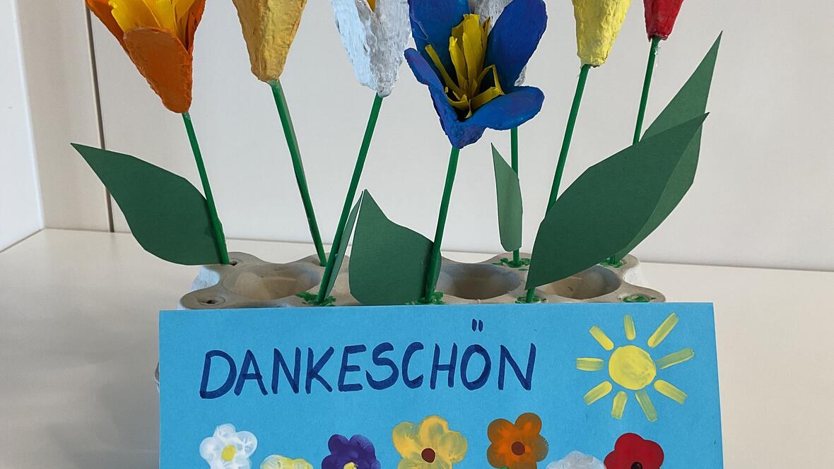 gebastelte Blumen der Kita Kinder
