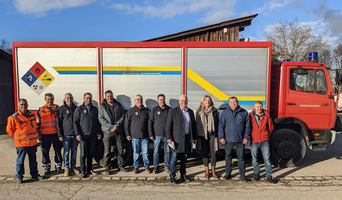 Rains Bürgermeister Karl Rehm (vierter von rechts) bei der Übergabe des Feuerwehrautos an die beiden Fahrer Maryan und Igor (rechts), zusammen mit Vertretern der Freiwilligen Feuerwehr Rain, Bauhof Rain und dem Hilfsverein „Flüchtlingen helfen e.V.“ (Alexandra Koch, 3.v.r.)