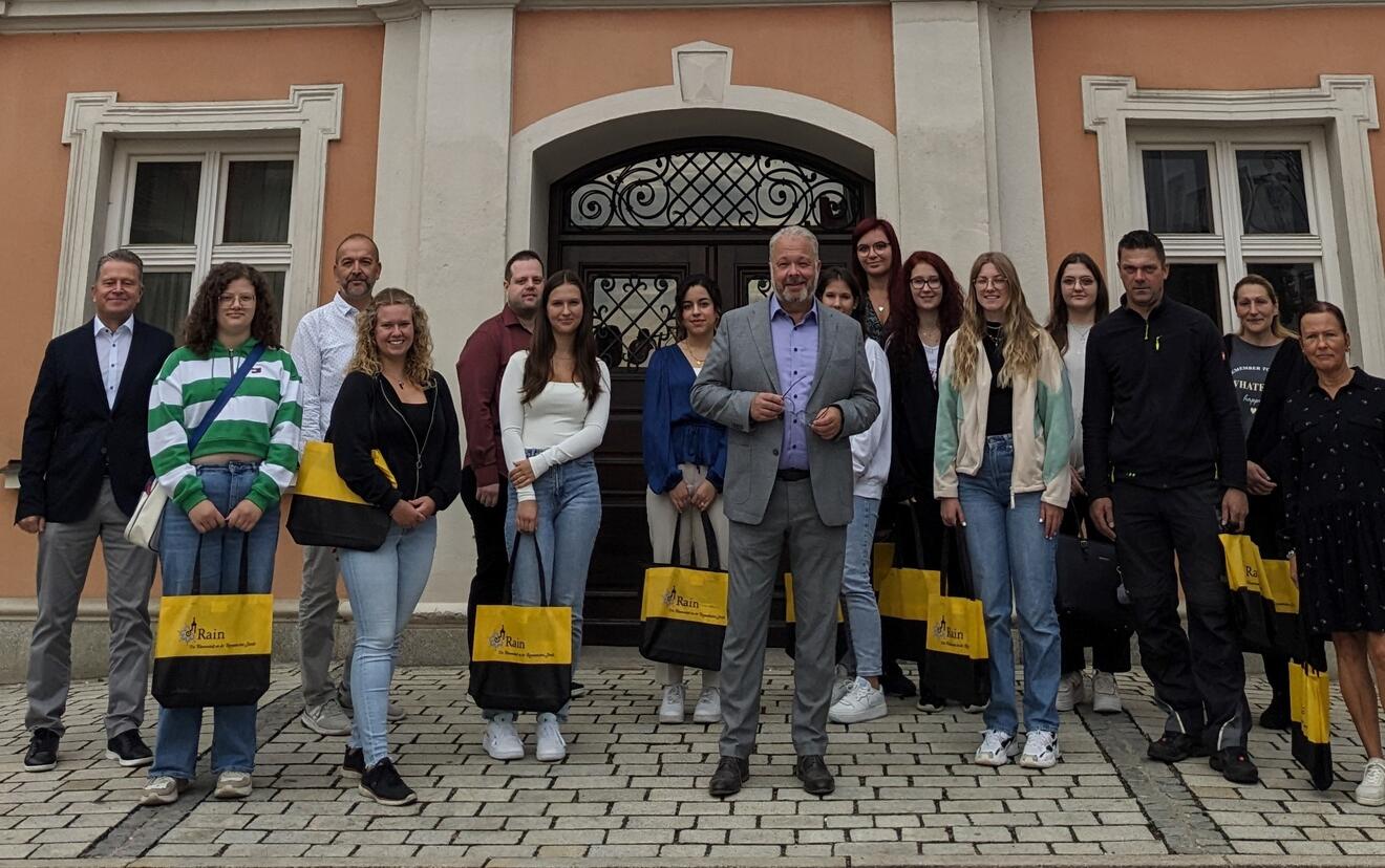 gruppenbild-azubis-2023