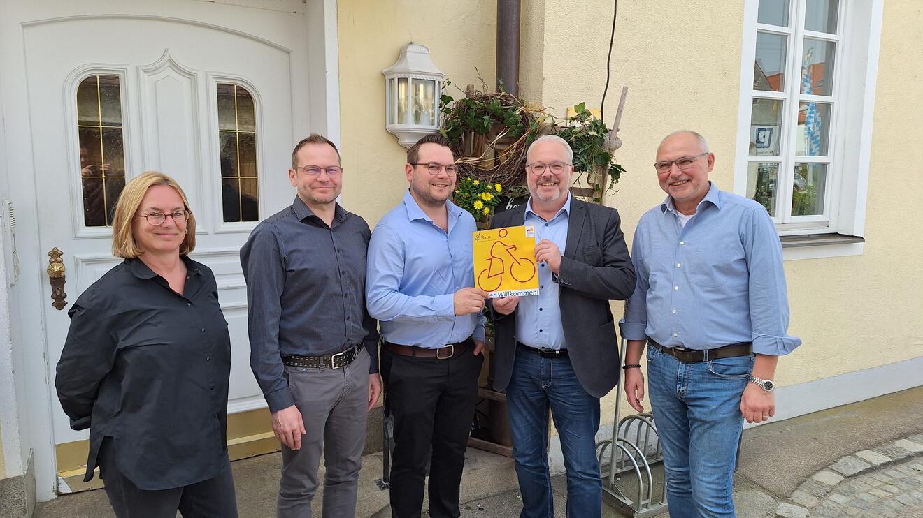v.l. Dr. Ursula Buchmann (Marktleitung Dehner Rain), Stefan Stöckle & Christian Stöckle (Geschäftsführer Metzgerei Stöckle und Gasthaus „zum Boarn“), 1. Bürgermeister Karl Rehm, Markus Jocher (Innenstadtmanagement der cima)