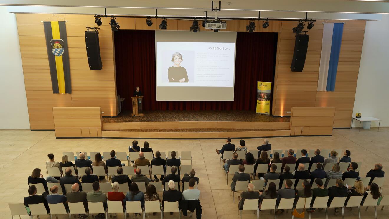 Vortrag Christiane Uhl beim sechstes Unternehmerfrühstück der Stadt Rain im Schulzentrum