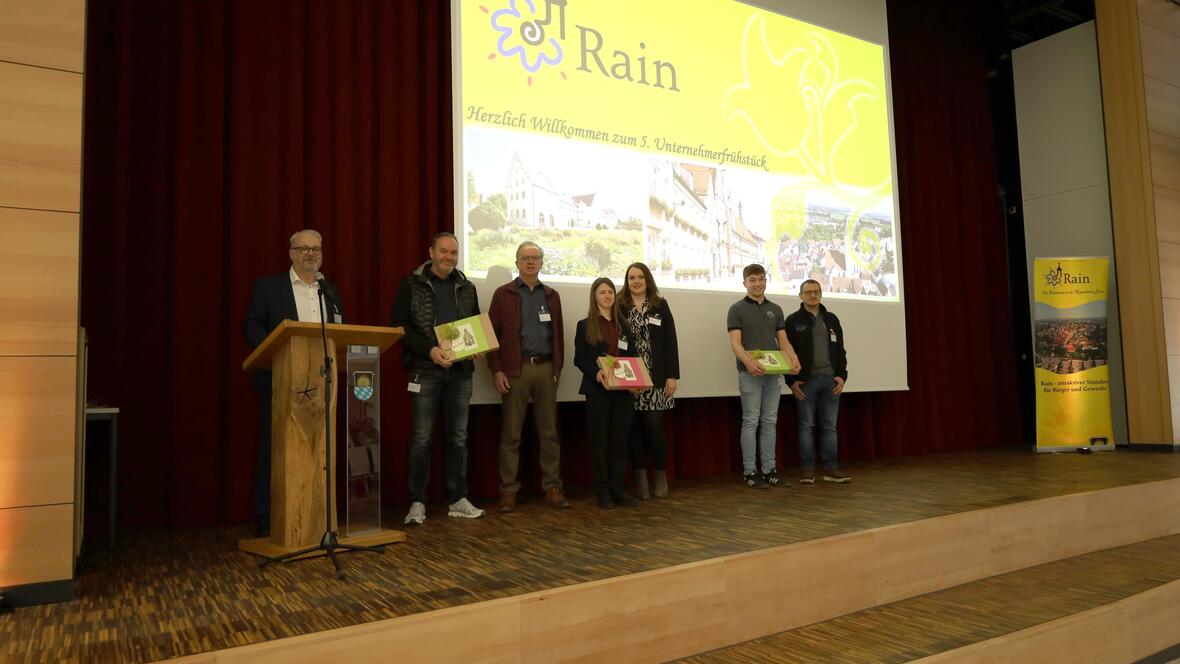 Geschenk für die drei Ausbildungsbesten beim Unternehmerfrühstück der Stadt Rain