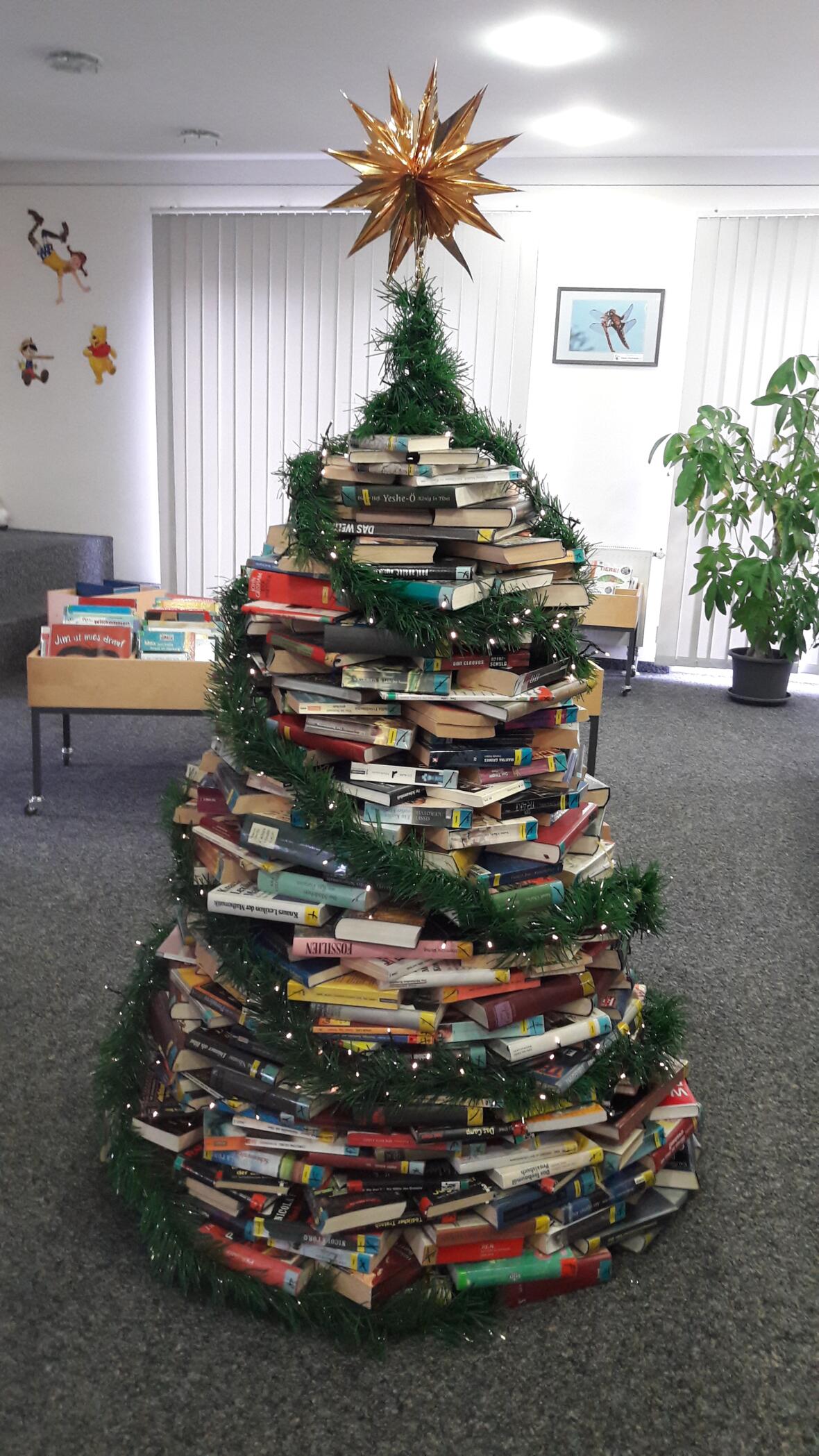 Der Bücher-Weihnachtsbaum in der Stadtbücherei Rain