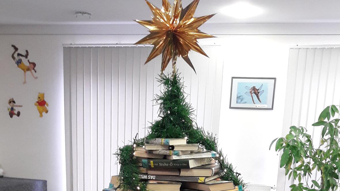 Der Bücher-Weihnachtsbaum in der Stadtbücherei Rain