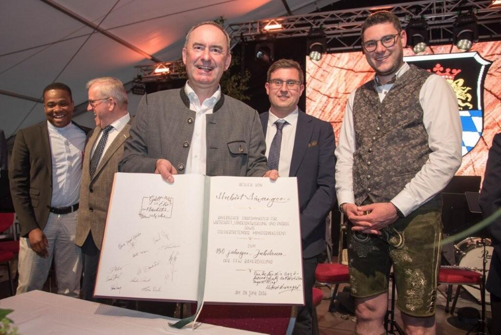 Eintrag Wirtschaftsminister Hubert Aiwanger in das Goldene Buch der Stadt Rain.