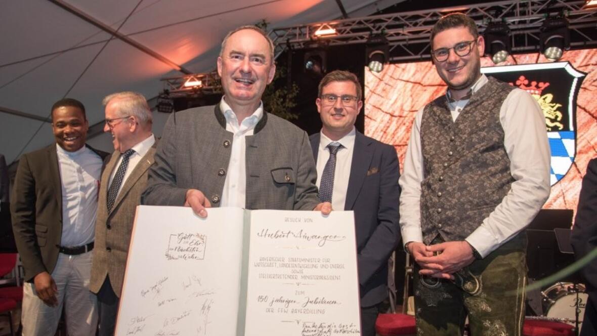 Eintrag Wirtschaftsminister Hubert Aiwanger in das Goldene Buch der Stadt Rain.