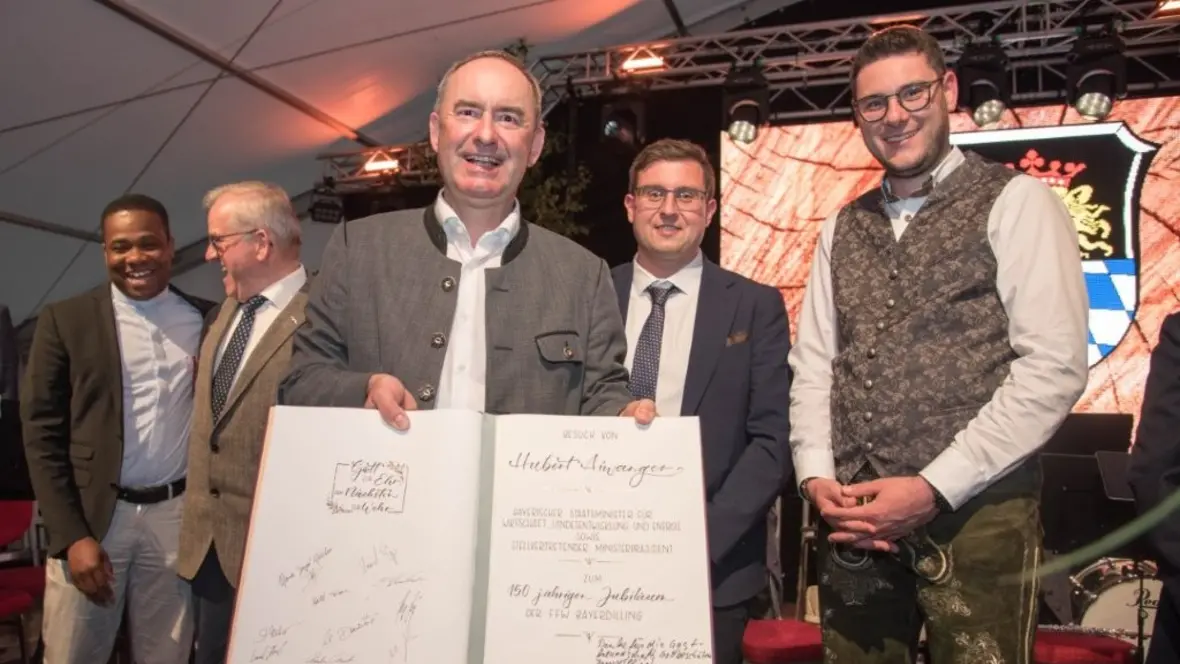 Eintrag Wirtschaftsminister Hubert Aiwanger in das Goldene Buch der Stadt Rain.