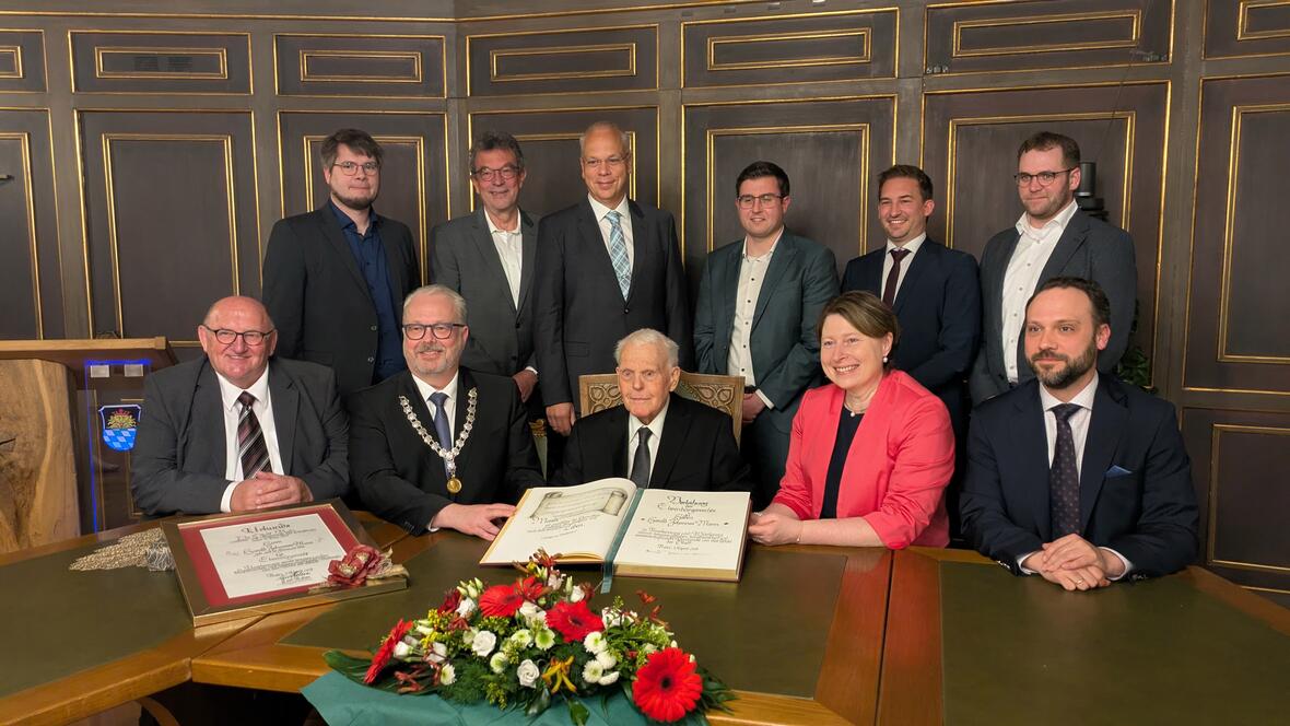 gruppenfoto-ehrenbuerger-harald-mann