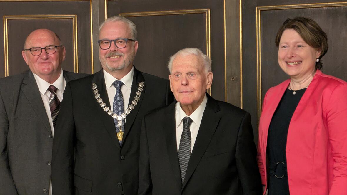 gruppenfoto-bgms-ehrenbuerger-harald-mann
