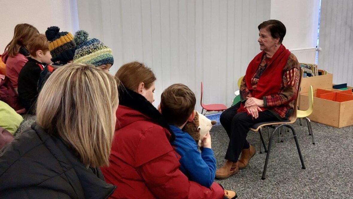 Märchenstunde mit Frau Anne wörthner in der Stadtbücherei Rain