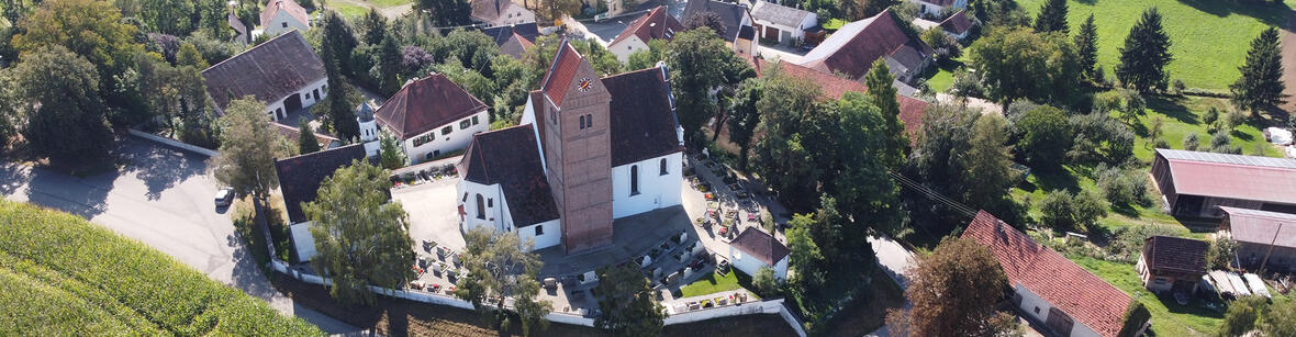 Blick auf Pfarrkirche und Pfarrhof in Gempfing