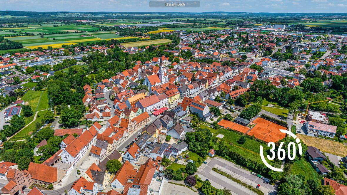 360-Grad Luftbildansicht der Stadt Rain am Lech.