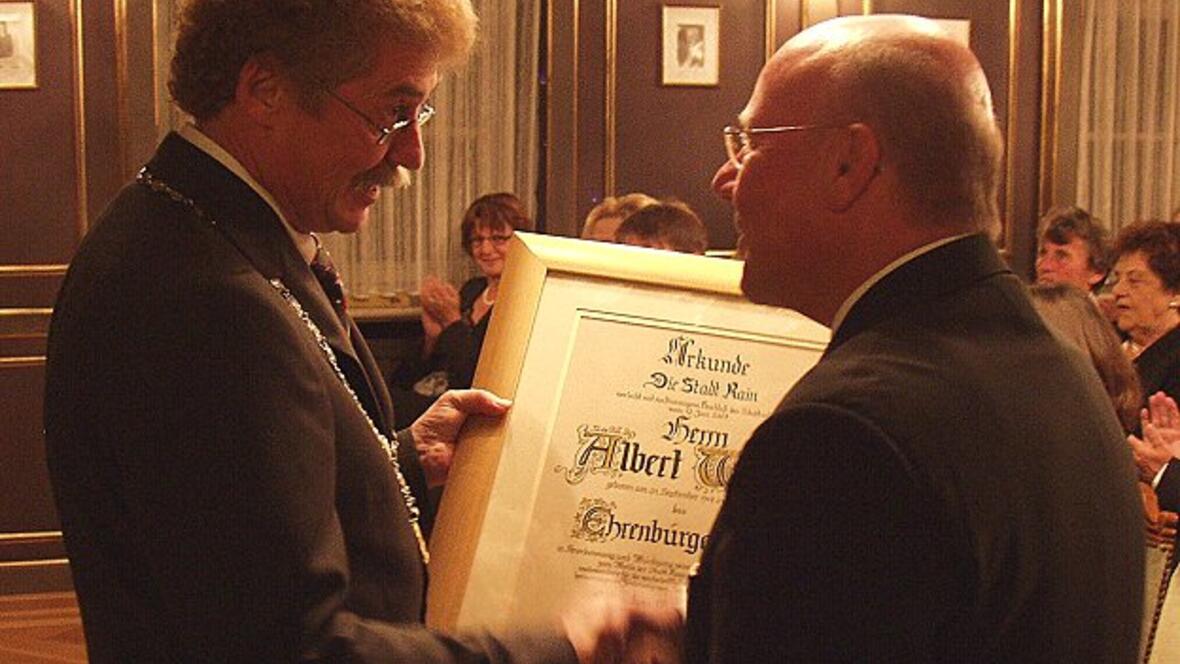 Erster Bürgermeister Gerhard Martin (links) bei der Übergabe der Ehrenbürgerurkunde an Albert Weber