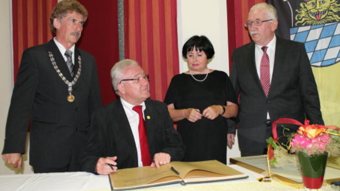 Eintrag in das Goldene Buch: 1. Bürgermeister Gerhard Martin, Bürgermedaillenträger Anton Fuchs, Dr. Magdalena Fuchs und 2. Bürgermeister Leo Meier.