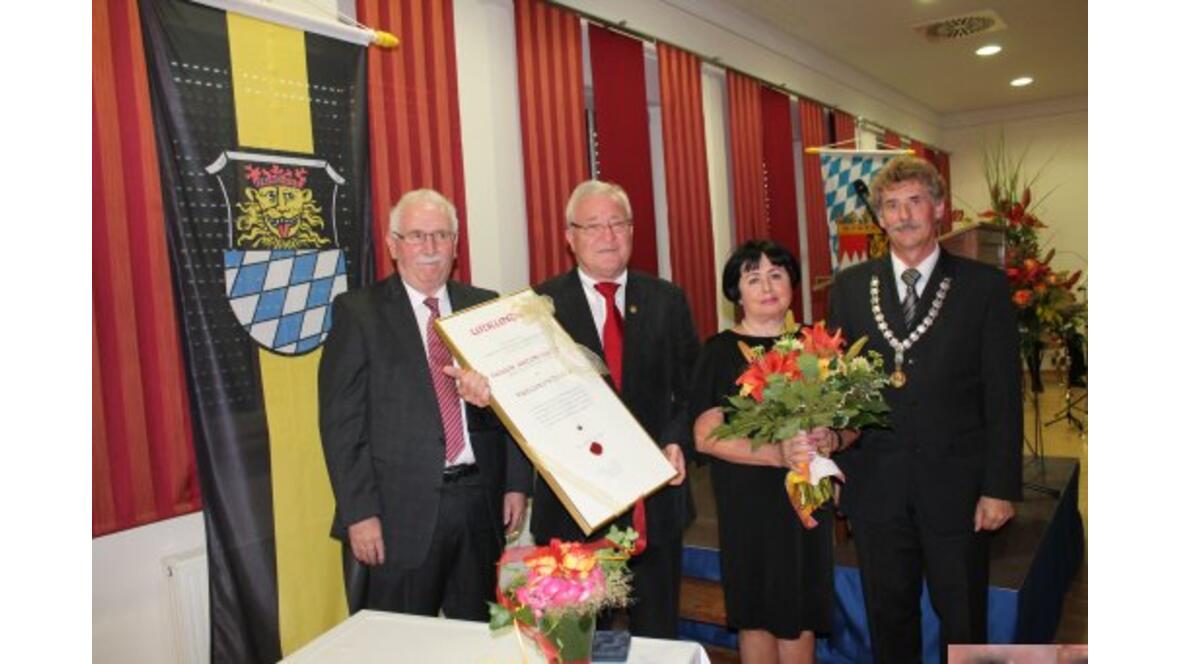 2. Bürgermeister Leo Meier, Bürgermedaillenträger Anton Fuchs, Dr. Magdalena Fuchs, 1. Bürgermeister Gerhard Martin.
