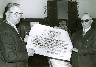 Übergabe der Ehrenbürger-Urkunde am 29. Juni 1972 im Historischen Saal (heute Kleiner Sitzungssaal) des Rathauses durch 1. Bürgermeister Karl Würmseher (links)