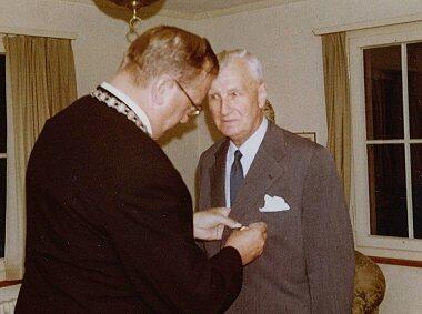 1. Bürgermeister Karl Würmseher steckt Michael Raucheisen die Bürgermedaille der Stadt Rain an (Immensee/Schweiz, 12. September 1970).