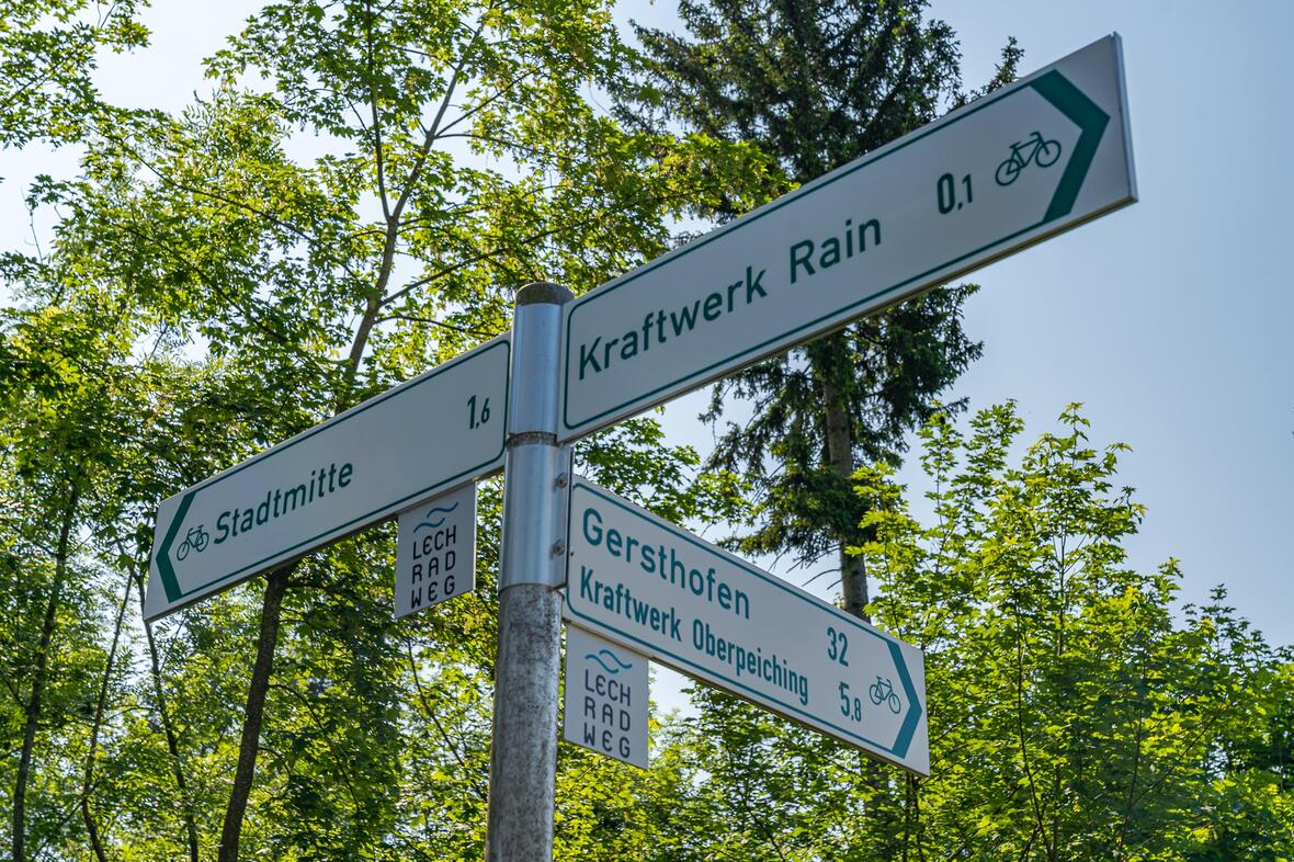 Radwegeschild am Lechradweg in Rain