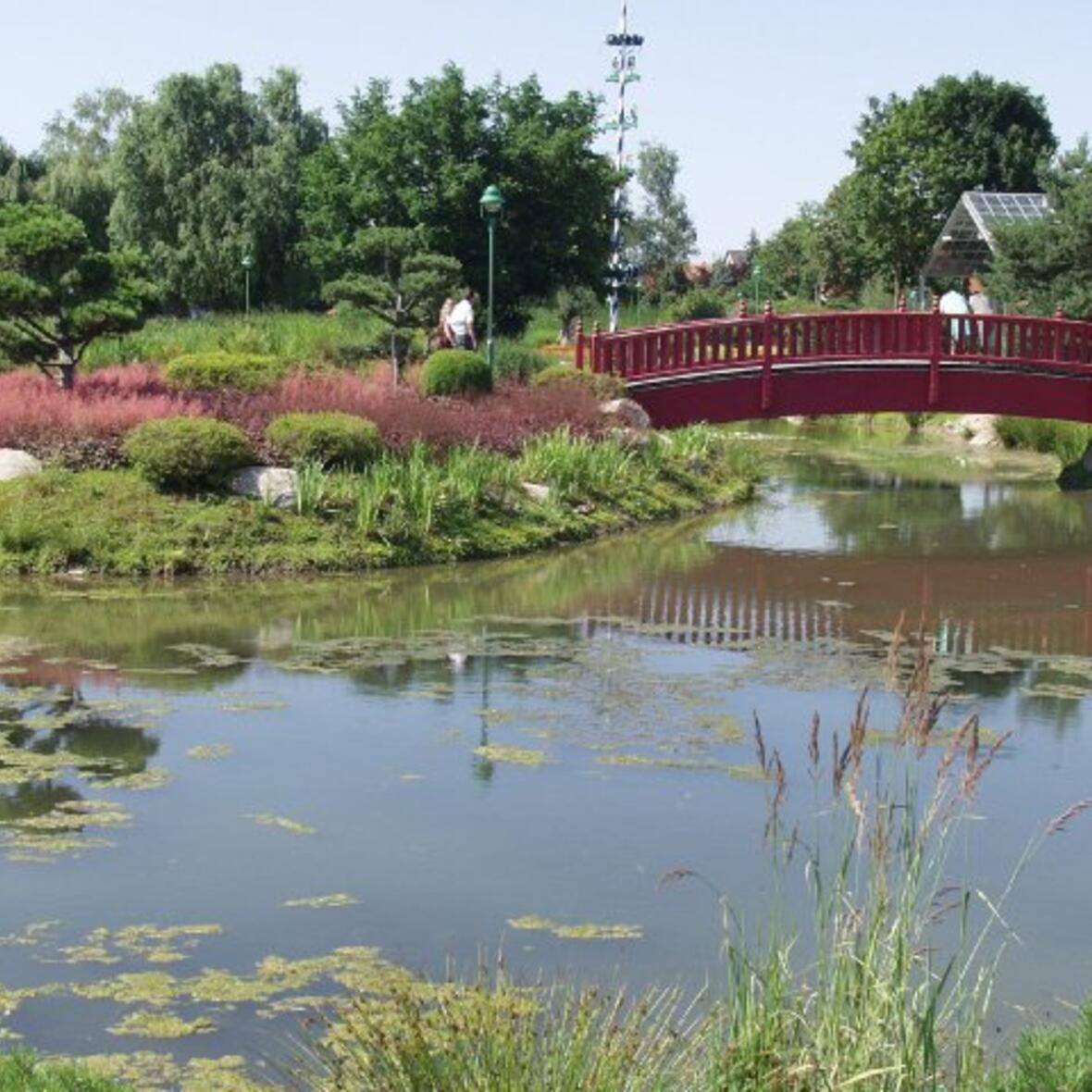 Brücke im Blumengarten