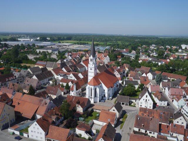 Luftbild katholische Stadtpfarrkirche Blick von Osten