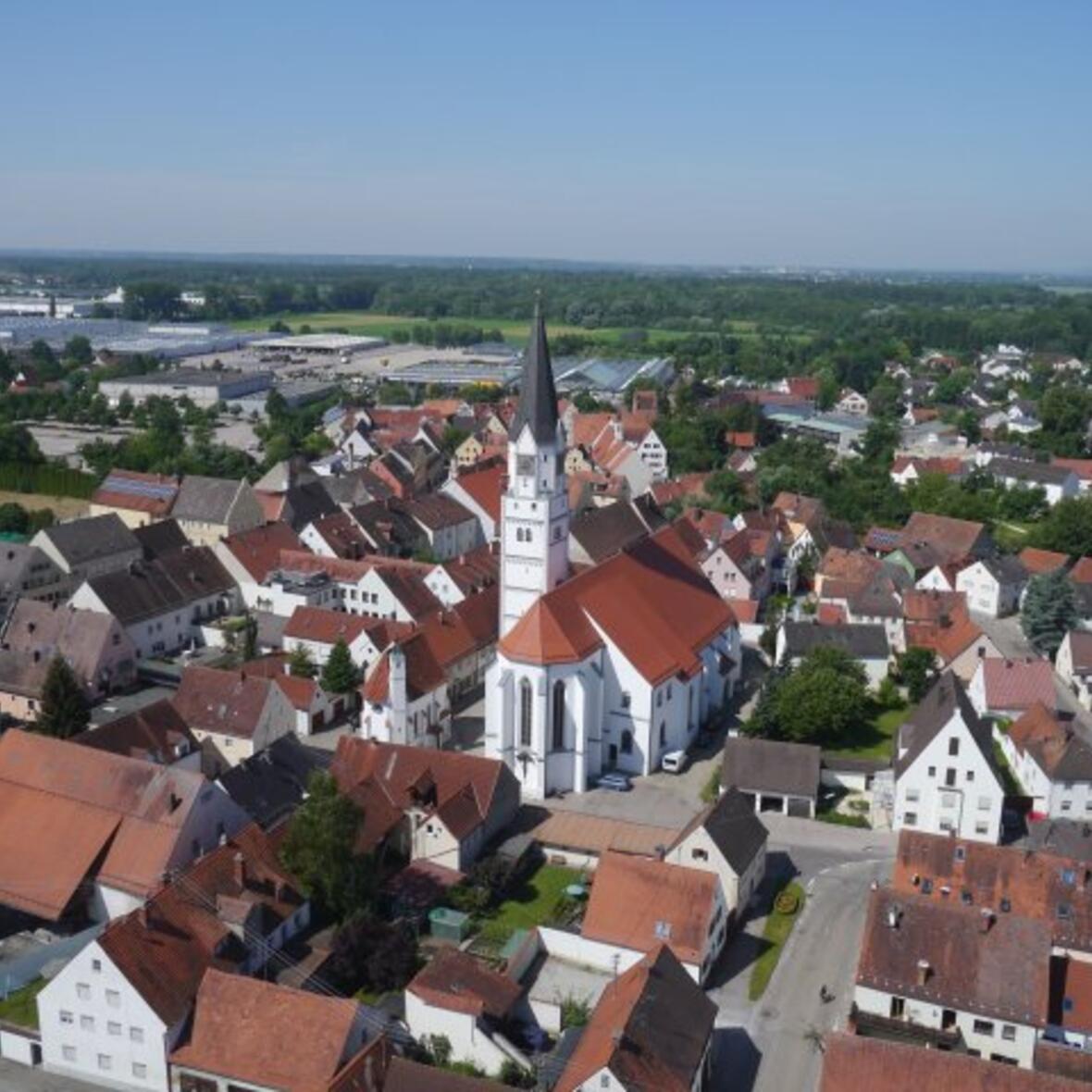Luftbild katholische Stadtpfarrkirche Blick von Osten
