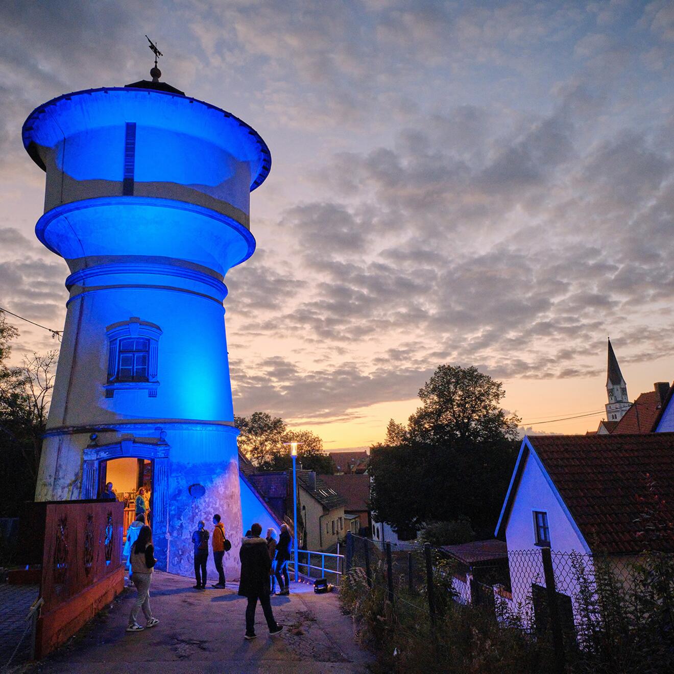 Beleuchteter Wasserturm bei der KulturNachtRain