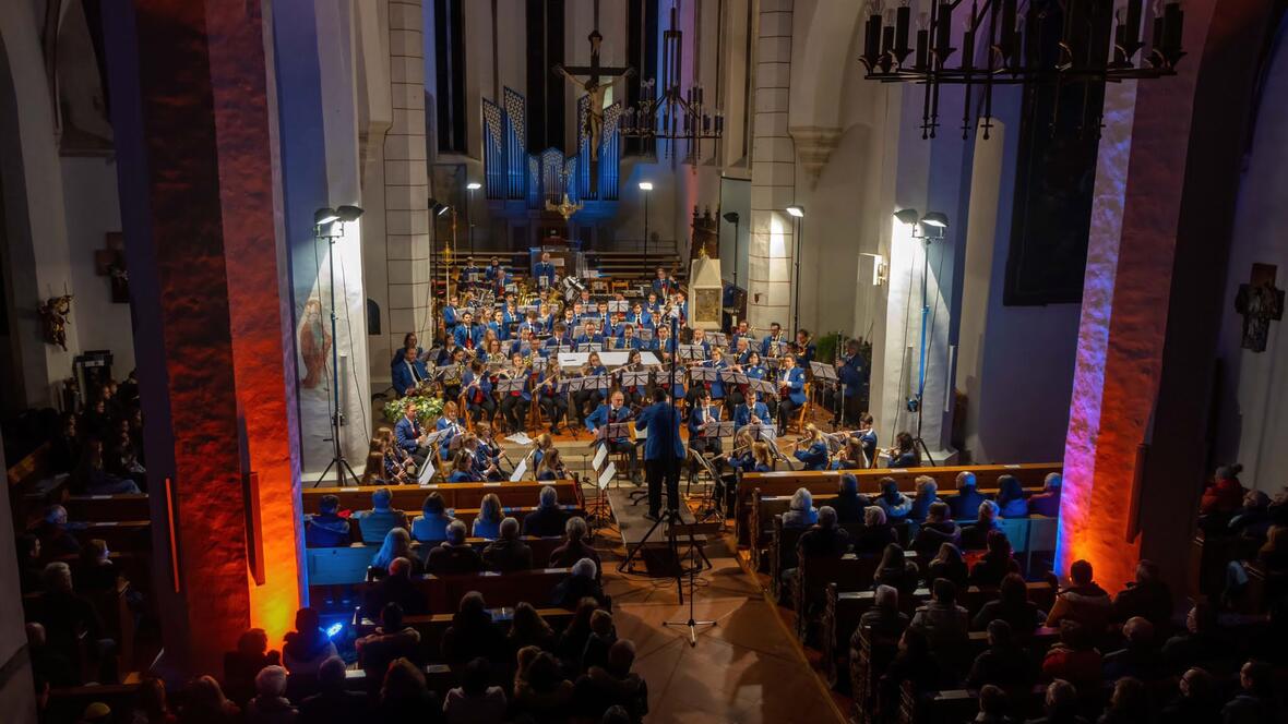 Katholische Stadtpfarrkirche während eines Konzerts