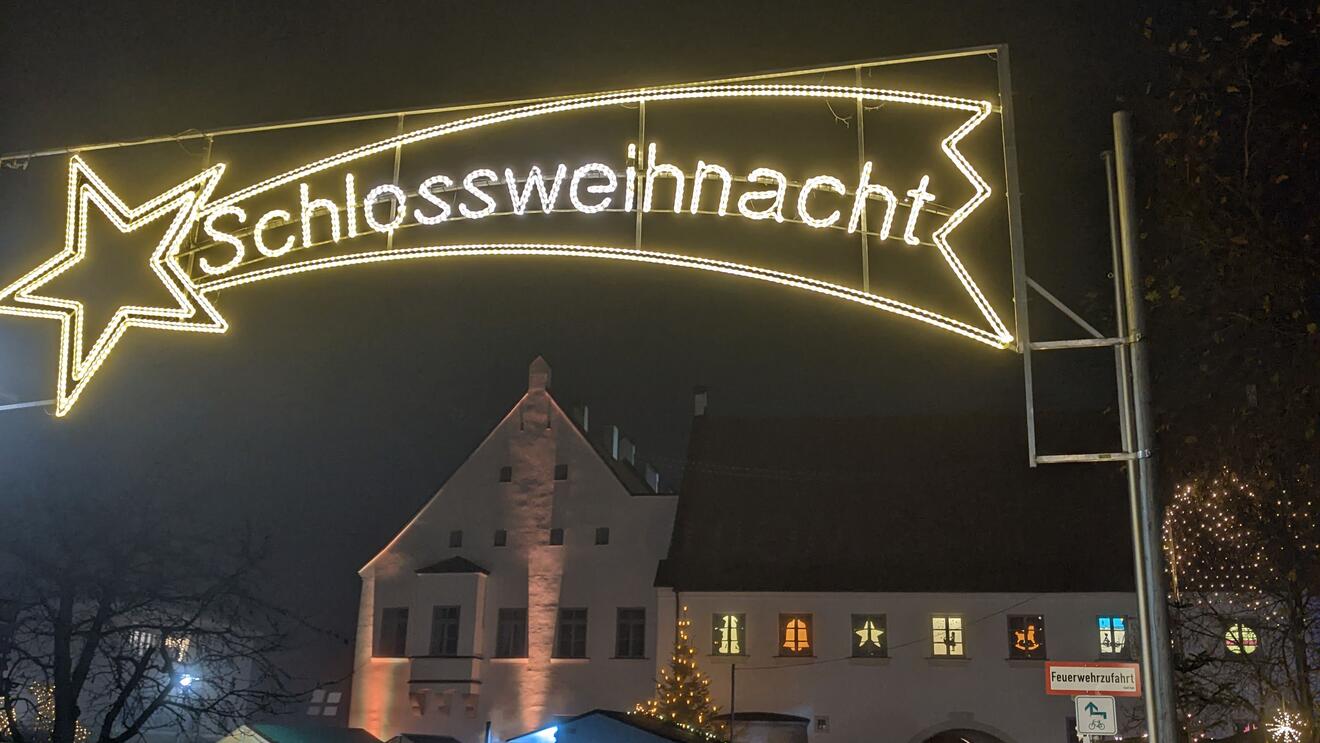 Eingang zur Schlossweihnacht mit Schild