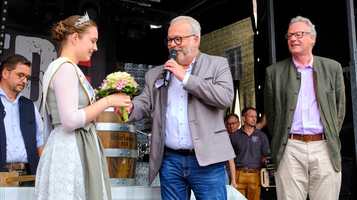 1. Bürgermeister Karl Rehm mit Mehlkönigin