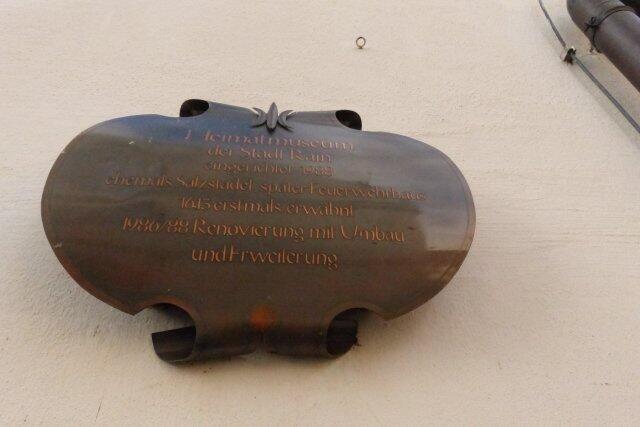 Emailleschild des Heimatmuseums der Stadt Rain