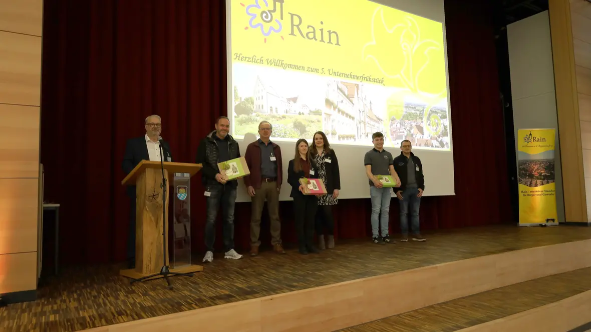 gratulation-stadt-rain-an-innungsbeste-aus-rain_unternehemerfruehstueck06-03-2025-c-stadt-rain-stefan-appel-min